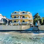 Andreolas Luxury מלון דירות 4*